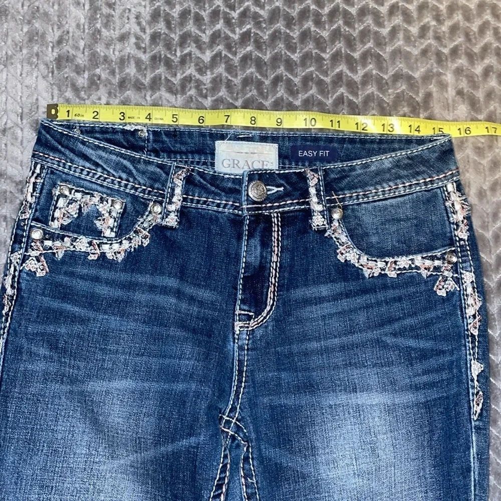 Grace‎ in LA Easy Fit Jeans with Embroidered Pockets and belt loops.  Size 28